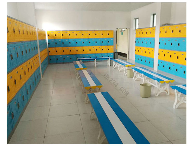 工程案例實拍:石墨藍+繽紛橙+IC感應(yīng)鎖+塑料長條凳 四層塑料更衣柜儲物柜案例:石墨藍+繽紛橙+IC感應(yīng)鎖+塑料長條凳